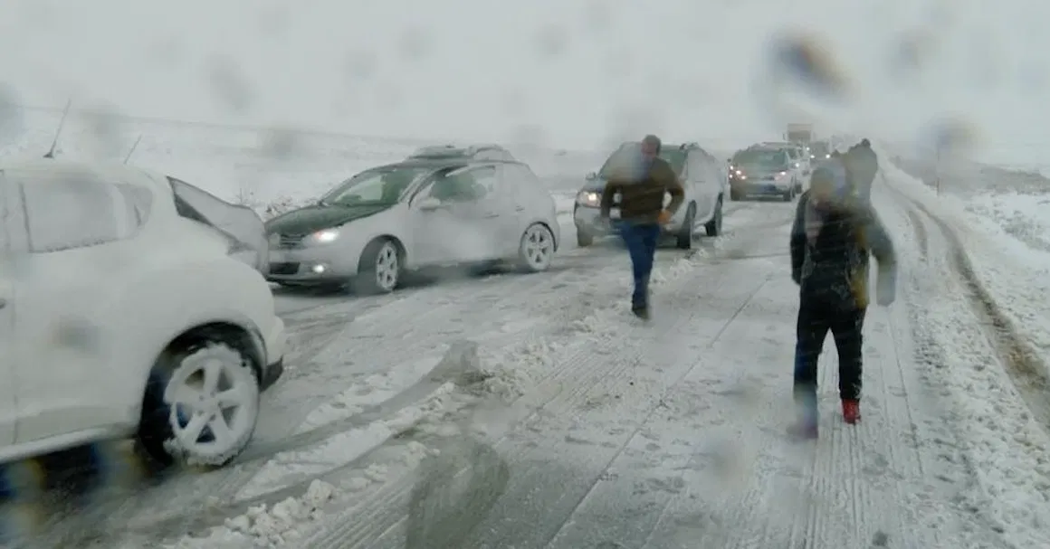 وزارة النقل تدعو مستعملي الطرق إلى الحيطة والحذر بسبب التقلبات الجوية 1 نارسا تدعو إلى توخي الحيطة وتأجيل التنقلات غير الضرورية بسبب سوء الأحوال الجوية