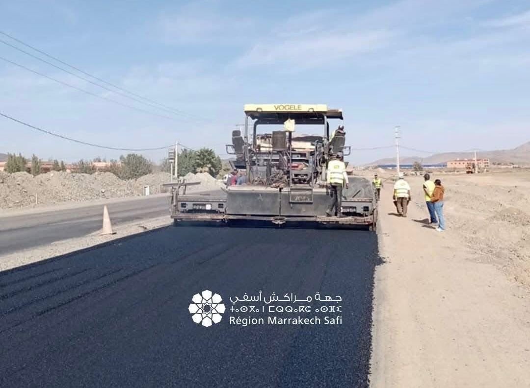 بالصور : رئيس جهة مراكش–آسفي سمير كودار يشرف على تقدم أشغال تثنية الطريق الرابطة بين أولاد الدليم وتامنصورت 2 1000426782