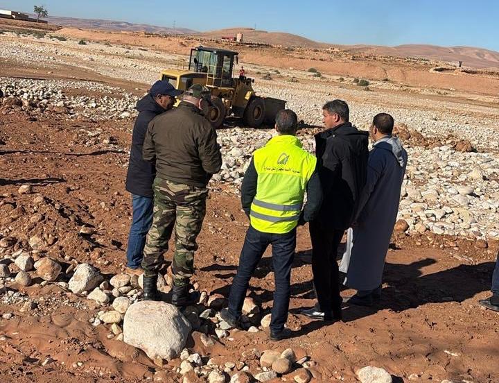 بالصور : عامل إقليم شيشاوة بوعبيد الكراب يقف على كل كبيرة وصغيرة خلال تدخلات فك العزلة بعد الاضطرابات الجوية 3 1000428306