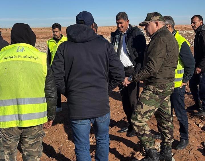 بالصور : عامل إقليم شيشاوة بوعبيد الكراب يقف على كل كبيرة وصغيرة خلال تدخلات فك العزلة بعد الاضطرابات الجوية 4 1000428307