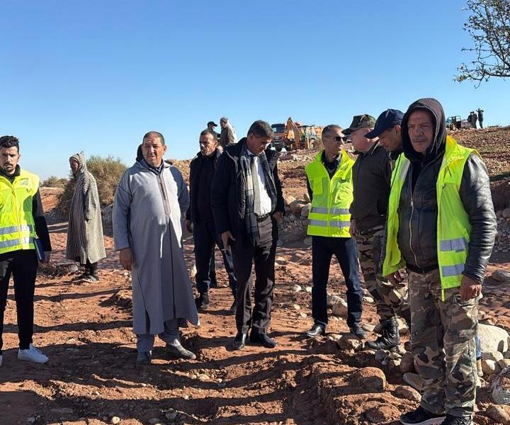 بالصور : عامل إقليم شيشاوة بوعبيد الكراب يقف على كل كبيرة وصغيرة خلال تدخلات فك العزلة بعد الاضطرابات الجوية 5 1000428308