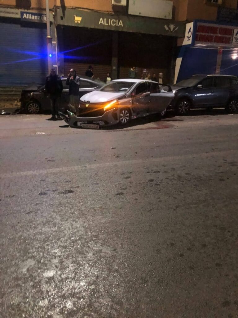 كلميم : حادثة سير خطيرة تسفر عن اصابة شخص اصابة خطيرة و خسائر مادية كبيرة في اربع سيارات 2 1000443052