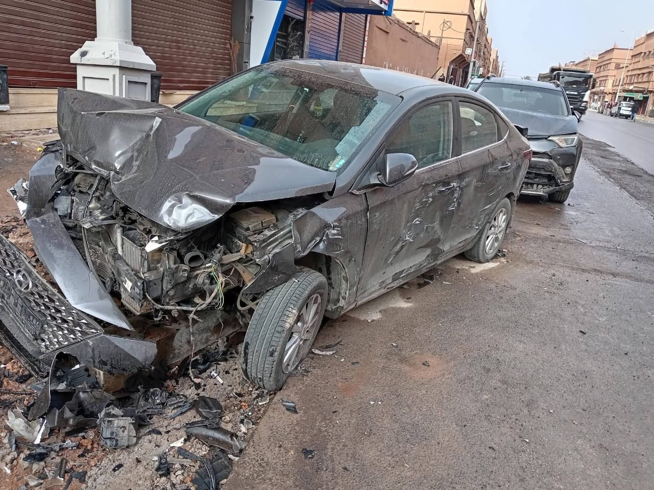 كلميم : حادثة سير خطيرة تسفر عن اصابة شخص اصابة خطيرة و خسائر مادية كبيرة في اربع سيارات 5 1000443056