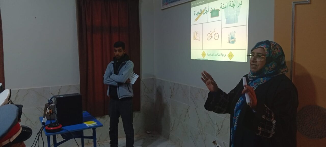 بوجدور: المديرة الإقليمية للسلامة الطرقية تشرف على برنامج تحسيسي متميز بدار الأجيال بشراكة مع مدرسة سيبويه 3 1000458272