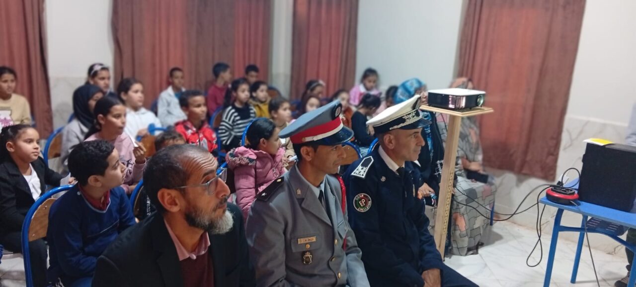 بوجدور: المديرة الإقليمية للسلامة الطرقية تشرف على برنامج تحسيسي متميز بدار الأجيال بشراكة مع مدرسة سيبويه 2 1000458273