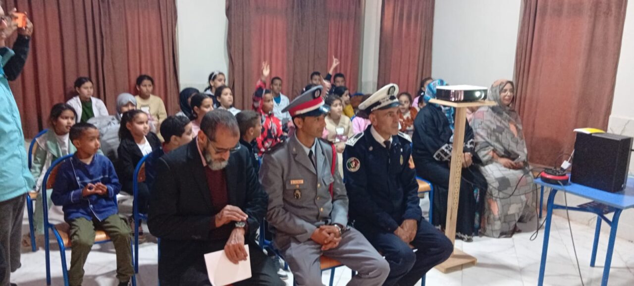 بوجدور: المديرة الإقليمية للسلامة الطرقية تشرف على برنامج تحسيسي متميز بدار الأجيال بشراكة مع مدرسة سيبويه 4 1000458274