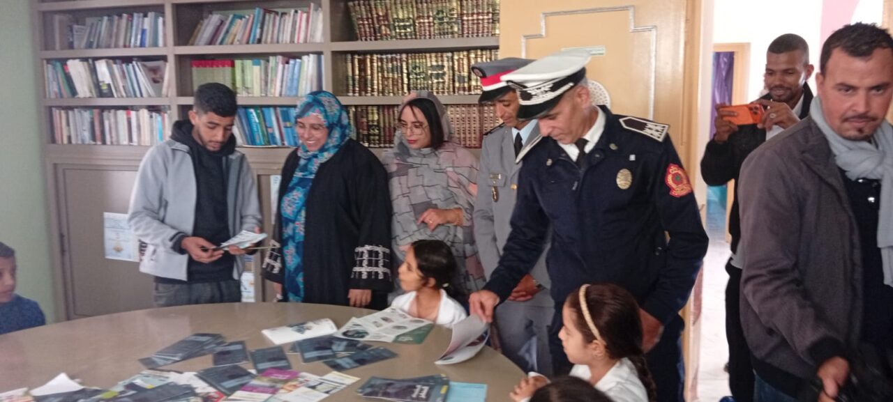 بوجدور: المديرة الإقليمية للسلامة الطرقية تشرف على برنامج تحسيسي متميز بدار الأجيال بشراكة مع مدرسة سيبويه 5 1000458275