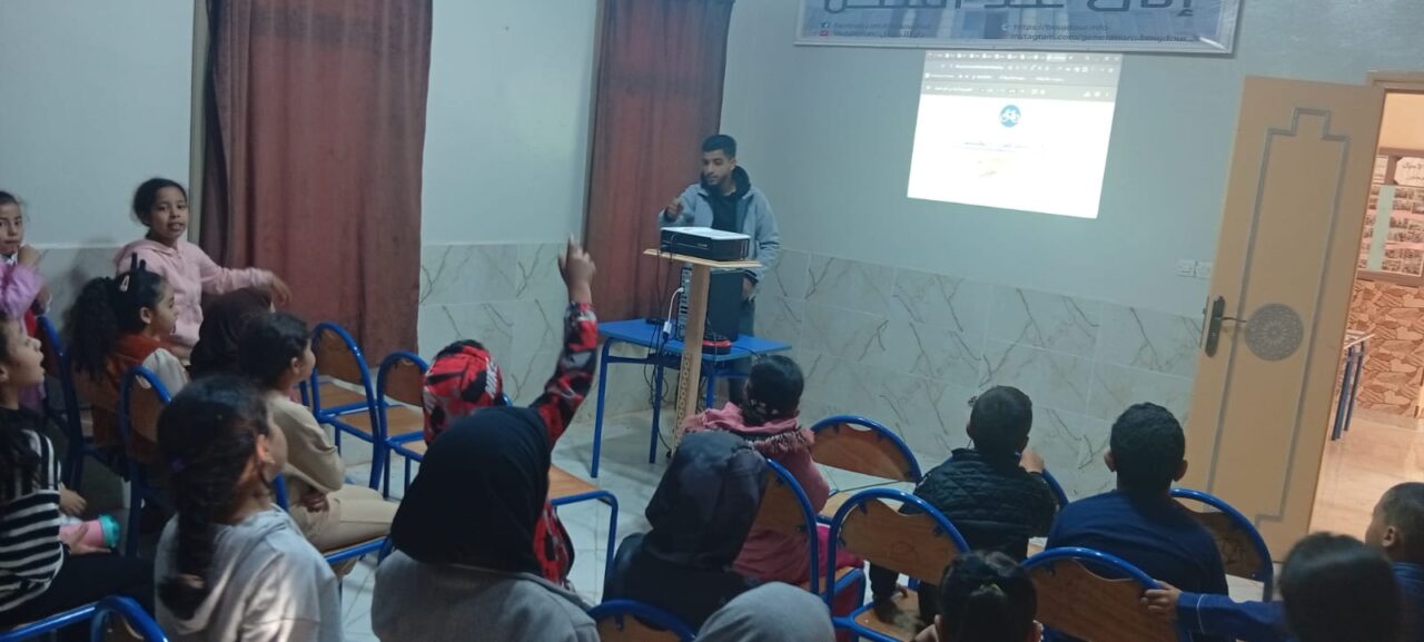 بوجدور: المديرة الإقليمية للسلامة الطرقية تشرف على برنامج تحسيسي متميز بدار الأجيال بشراكة مع مدرسة سيبويه 6 1000458276