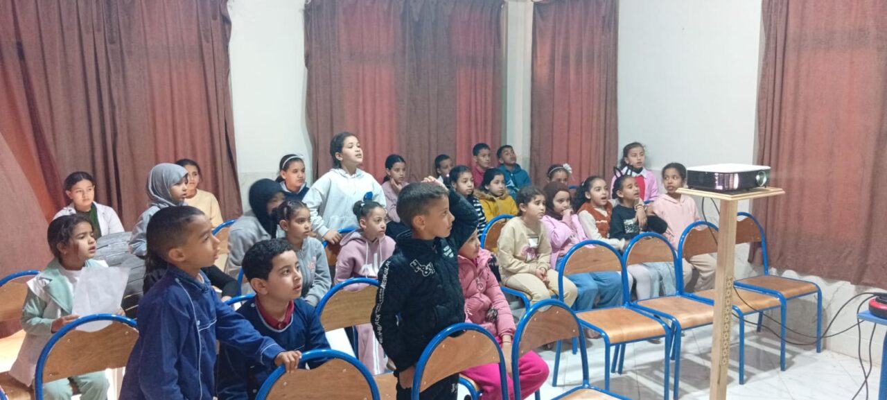 بوجدور: المديرة الإقليمية للسلامة الطرقية تشرف على برنامج تحسيسي متميز بدار الأجيال بشراكة مع مدرسة سيبويه 7 1000458277