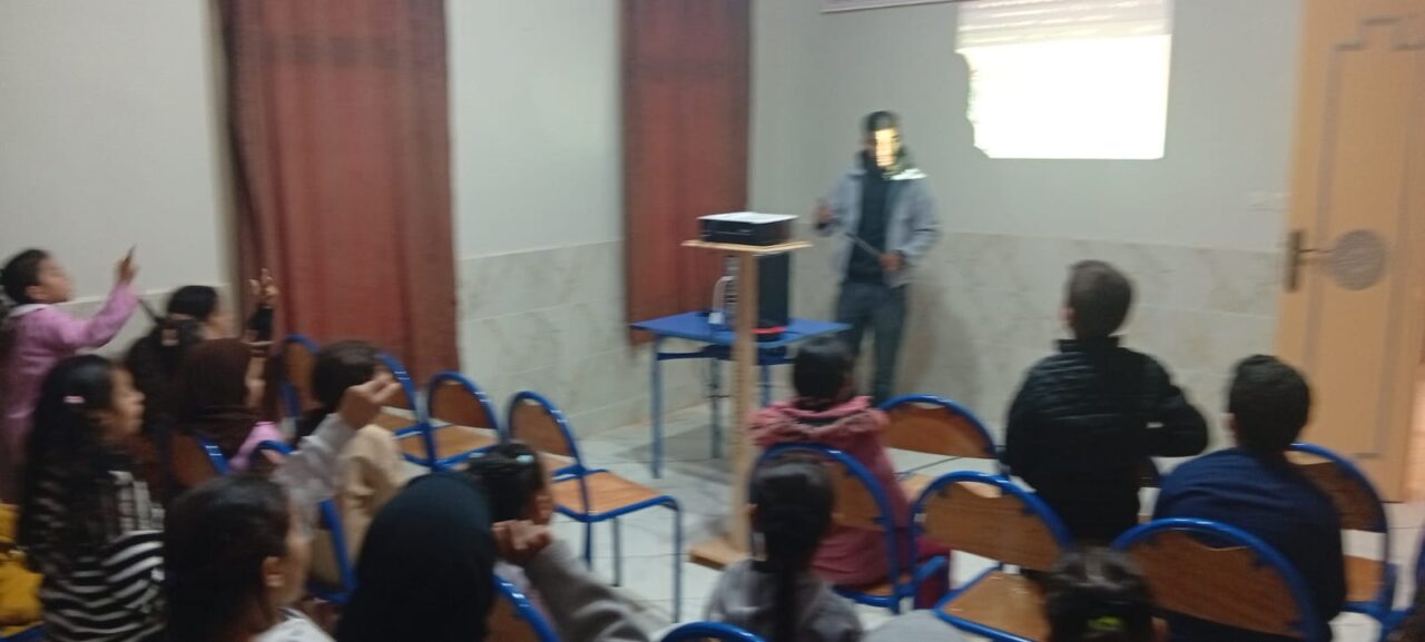 بوجدور: المديرة الإقليمية للسلامة الطرقية تشرف على برنامج تحسيسي متميز بدار الأجيال بشراكة مع مدرسة سيبويه 9 1000458279