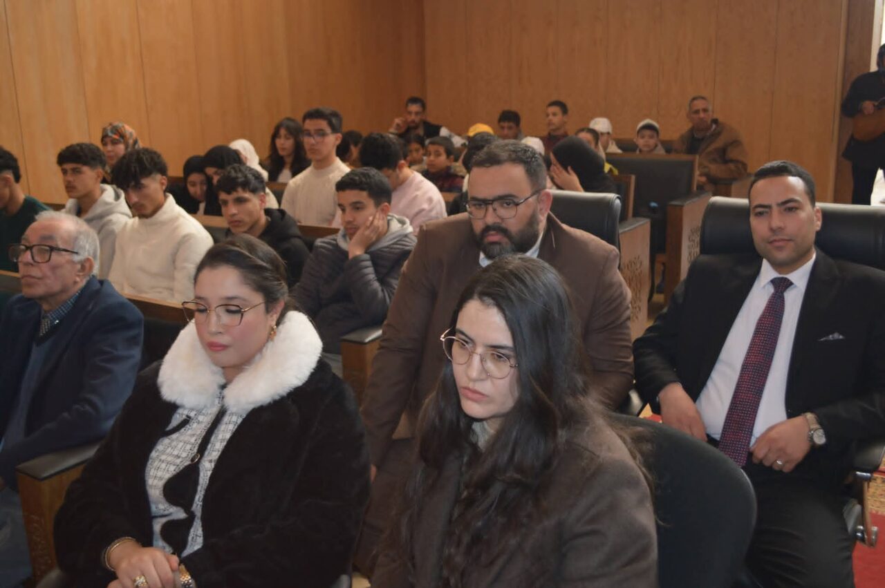 المحكمة الابتدائية بتاوريرت تخلّد اليوم الوطني للسلامة الطرقية بندوة جهوية وتنهي أشغالها بتوصيات عملية 2 1000460635