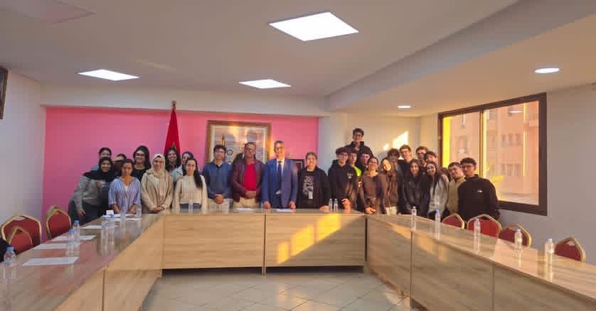 المفتش الإقليمي لـحزب الاستقلال يستقبل تلميذات وتلاميذ مؤسسة تعليمية في لقاء تأطيري حول المواطنة والمشاركة السياسية 2 1000460731