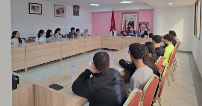 المفتش الإقليمي لـحزب الاستقلال يستقبل تلميذات وتلاميذ مؤسسة تعليمية في لقاء تأطيري حول المواطنة والمشاركة السياسية 4 1000460733