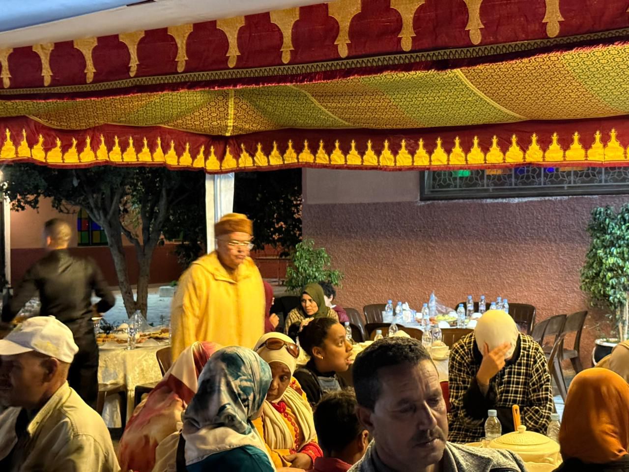 بالصور : مسامرة رمضانية تجمع منتخبين و فاعلين اقتصاديين و مدنيين بجماعات اقليم قلعة السراغنة بإقامة النائب عبد الرحيم واعمرو بدار الزاوية بسيدي رحال 2 1000463055