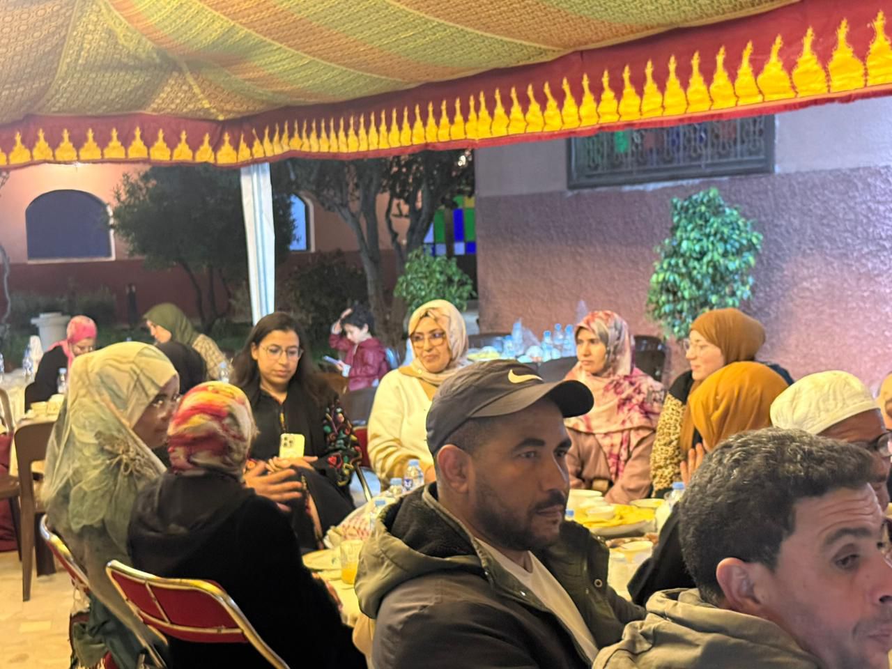 بالصور : مسامرة رمضانية تجمع منتخبين و فاعلين اقتصاديين و مدنيين بجماعات اقليم قلعة السراغنة بإقامة النائب عبد الرحيم واعمرو بدار الزاوية بسيدي رحال 3 1000463056