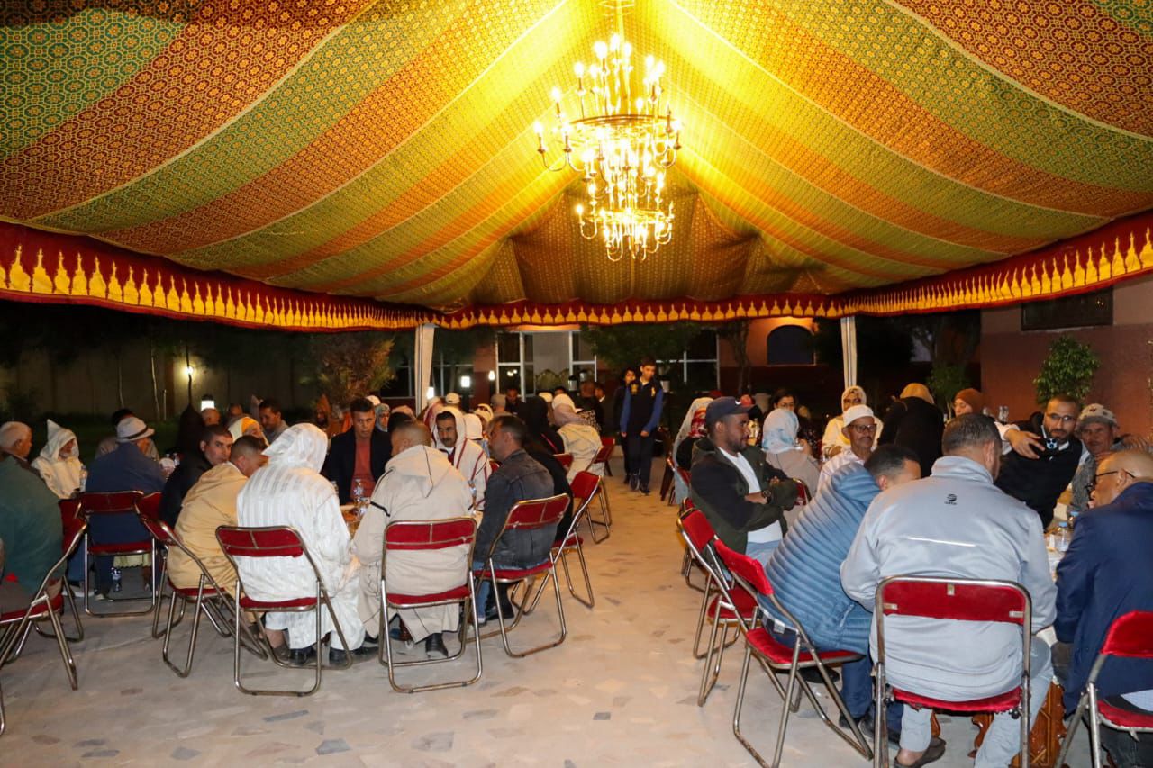 بالصور : مسامرة رمضانية تجمع منتخبين و فاعلين اقتصاديين و مدنيين بجماعات اقليم قلعة السراغنة بإقامة النائب عبد الرحيم واعمرو بدار الزاوية بسيدي رحال 5 1000463058