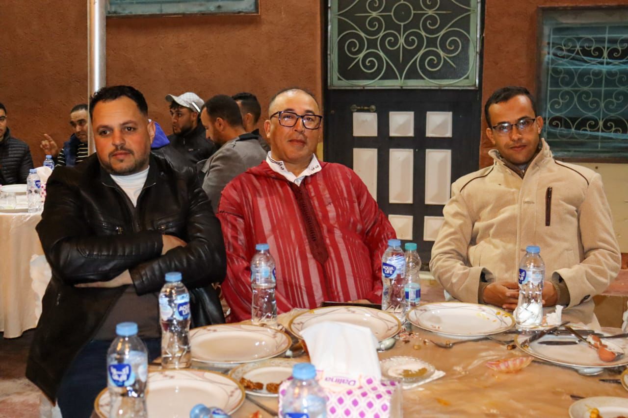 بالصور : مسامرة رمضانية تجمع منتخبين و فاعلين اقتصاديين و مدنيين بجماعات اقليم قلعة السراغنة بإقامة النائب عبد الرحيم واعمرو بدار الزاوية بسيدي رحال 6 1000463059