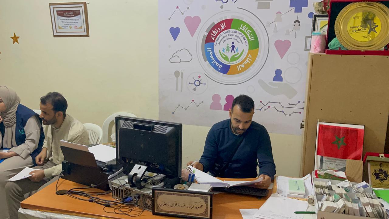 بالصور : جمعية أولاد الخير تنظم مائدة الرحمان لفائدة أزيد من 400 مستفيد بحيي أزلي وسيدي موسى بجماعة تاسلطانت بمراكش 2 1000464241