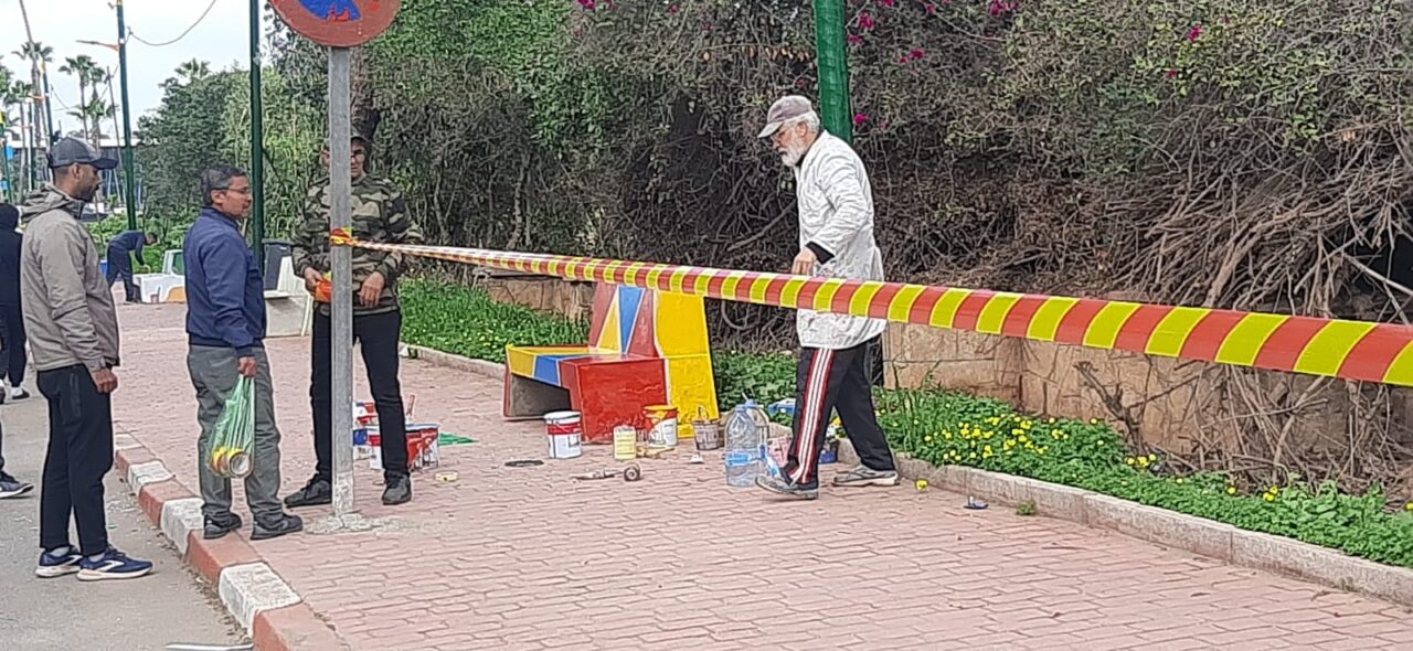 بمبادرة من السلطات وتوقيع فني لتامسنا… كراسي شارع الكولف بسطات تتحول إلى لوحات نابضة بالحياة. 3 1000467474