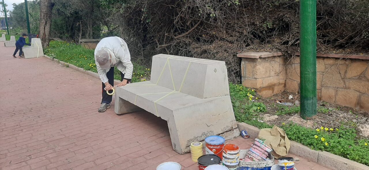 بمبادرة من السلطات وتوقيع فني لتامسنا… كراسي شارع الكولف بسطات تتحول إلى لوحات نابضة بالحياة. 5 1000467477