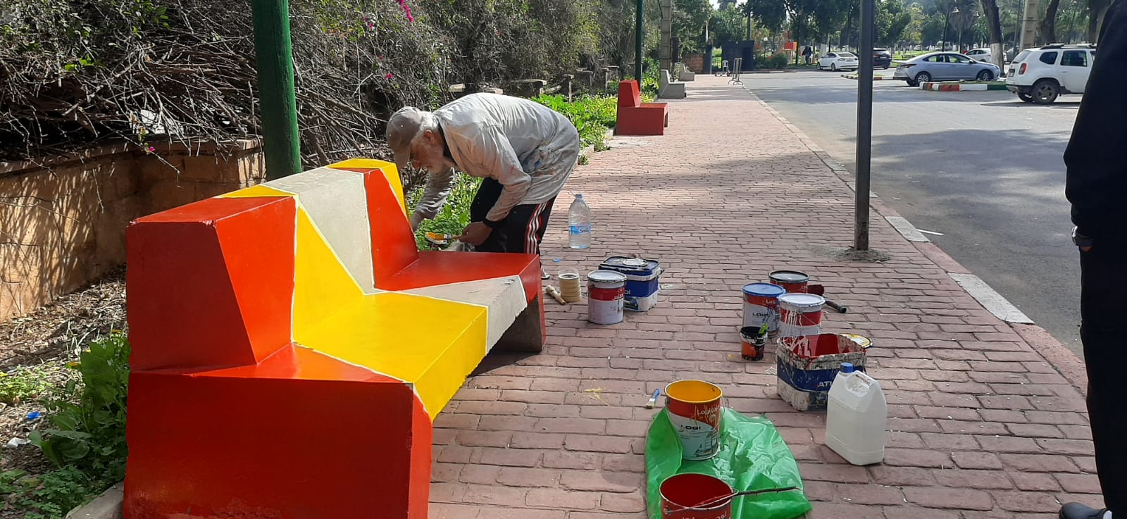 بمبادرة من السلطات وتوقيع فني لتامسنا… كراسي شارع الكولف بسطات تتحول إلى لوحات نابضة بالحياة. 1 IMG 20260228 WA0095