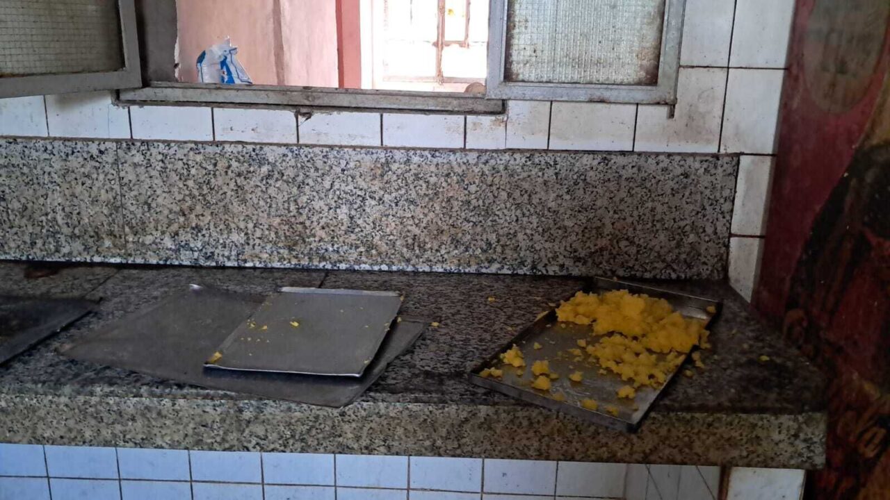 بالصور / بحضور المدير الجهوي لـالمكتب الوطني للسلامة الصحية للمنتجات الغذائية ONSSA ورئيس القسم الاقتصادي بولاية مراكش.. فيديو صادم يكشف كارثة صحية داخل مخبزة بحي الداوديات 3 1000470279