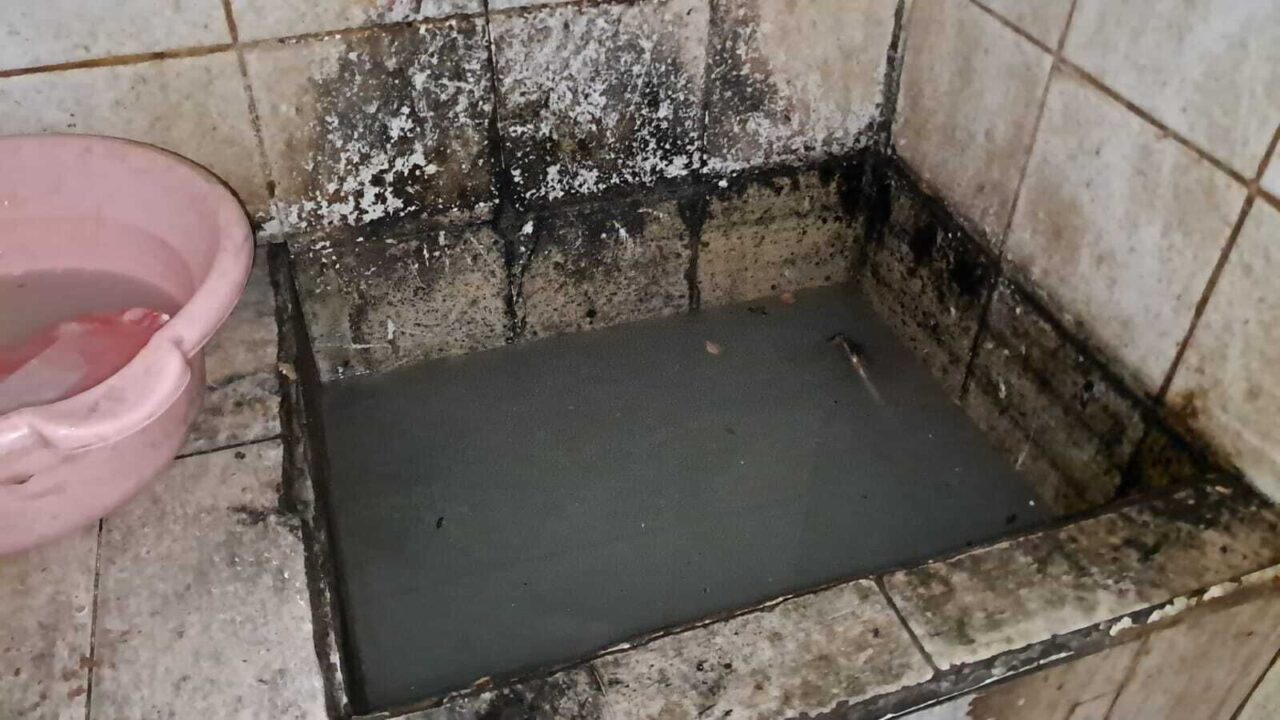 بالصور / بحضور المدير الجهوي لـالمكتب الوطني للسلامة الصحية للمنتجات الغذائية ONSSA ورئيس القسم الاقتصادي بولاية مراكش.. فيديو صادم يكشف كارثة صحية داخل مخبزة بحي الداوديات 8 1000470285