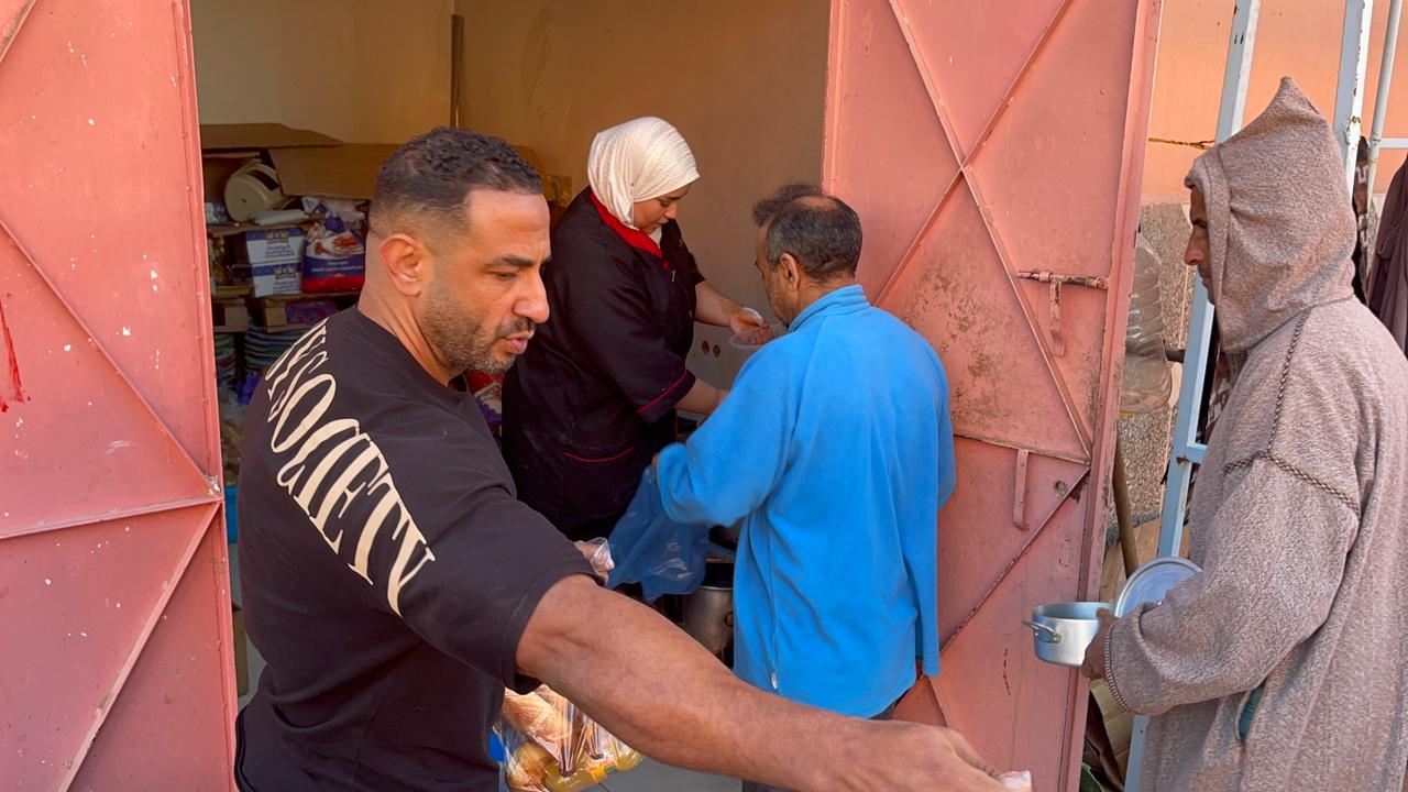 بالصور : مجموعة نوادي أوكسجين للرياضة بمراكش تواصل “مائدة الرحمان” تحت إشراف البطل الدولي مراد زاهر.. وعدد الوجبات يتجاوز 260 يومياً 4 1000470320