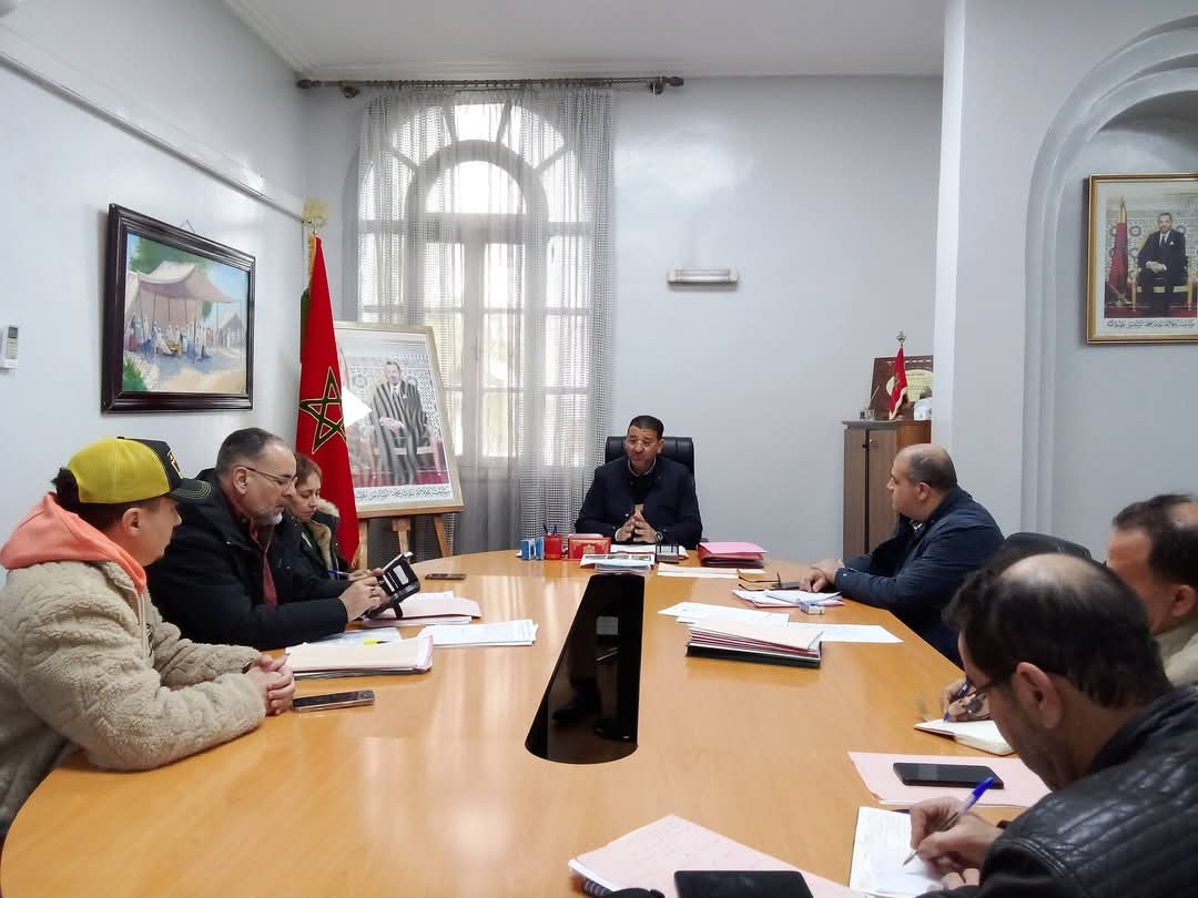 اجتماع موسع بجماعة مرتيل، لوضع خطة استباقية تضمن جاهزية المدينة لإنجاح الموسم الصيفي. 2 1000470424