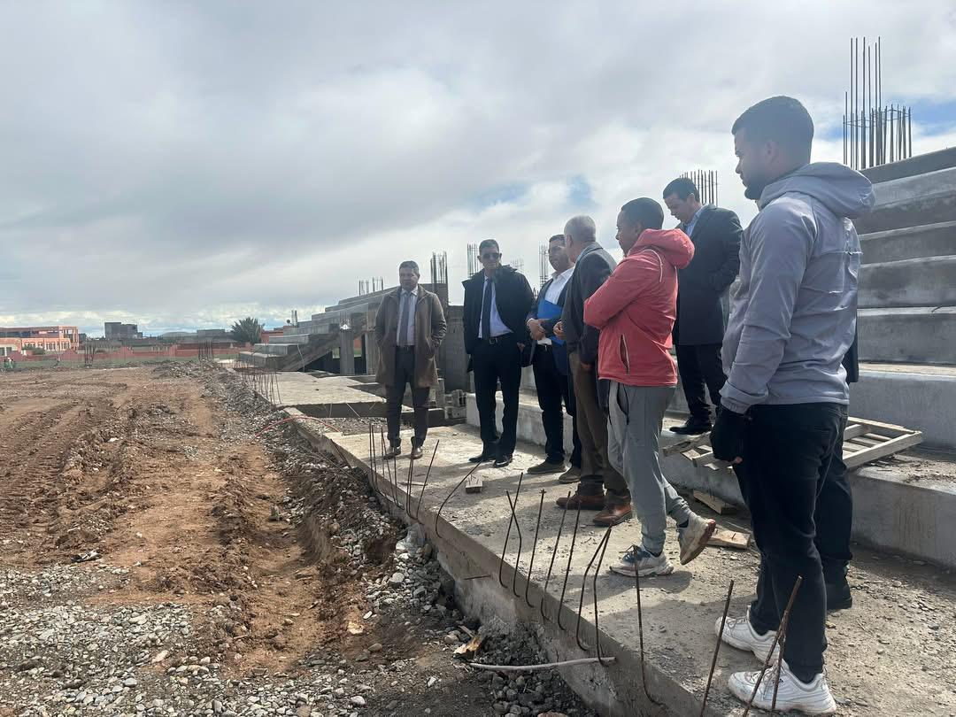 بالصور : بوعبيد الكراب عامل إقليم شيشاوة يترأس اجتماعاً لتتبع مشروع القاعة المغطاة بسيدي المختار 2 1000473088