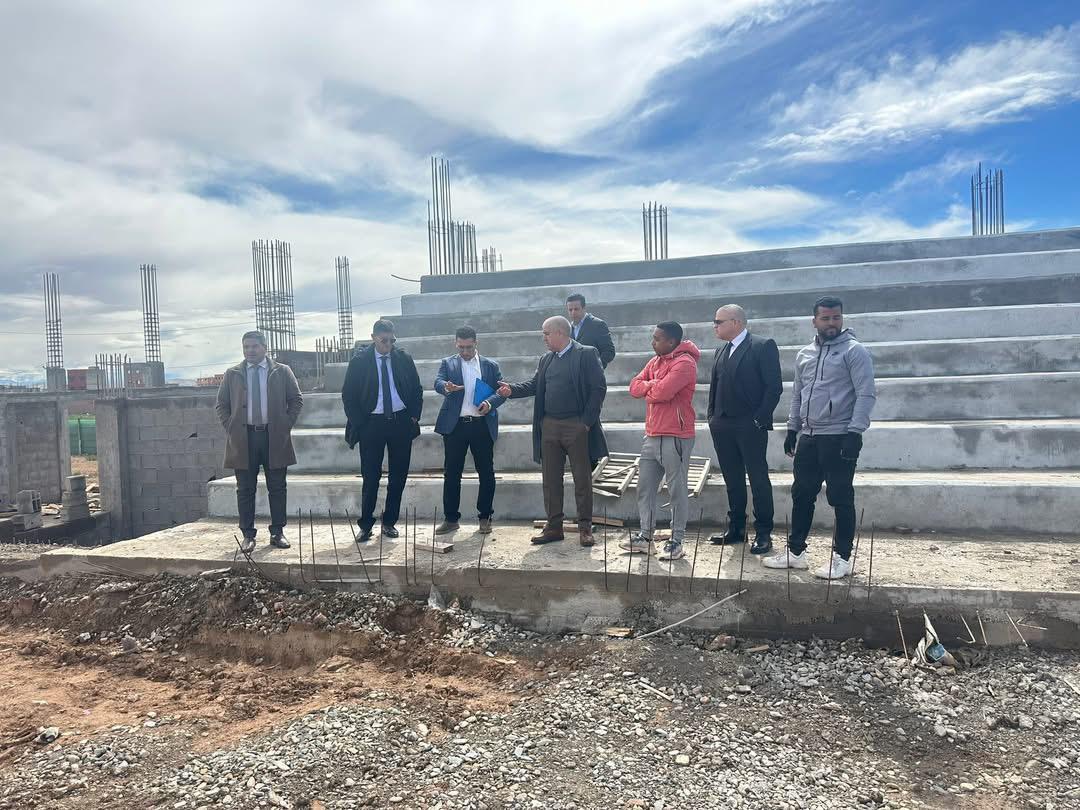 بالصور : بوعبيد الكراب عامل إقليم شيشاوة يترأس اجتماعاً لتتبع مشروع القاعة المغطاة بسيدي المختار 3 1000473089