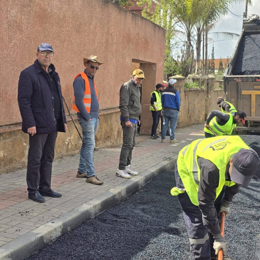 سطات على إيقاع الأوراش… إعادة انطلاق تعبيد الطرقات بحضور رئيسة الجماعة في يوم عيد المرأة 5 1000473228