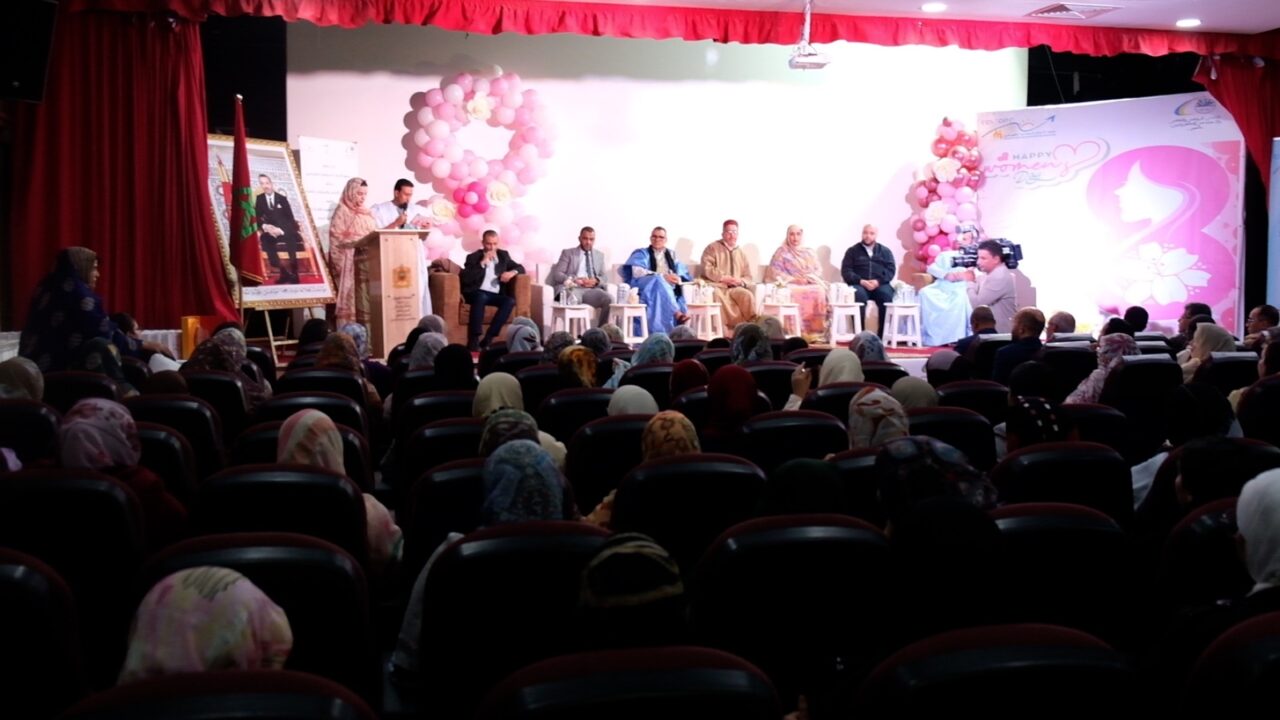 النادي الرياضي الثقافي والاجتماعي للكهربائيين بالعيون ينظم حفلا تكريميا للمرأة العاملة بالقطاع. 2 1000478690