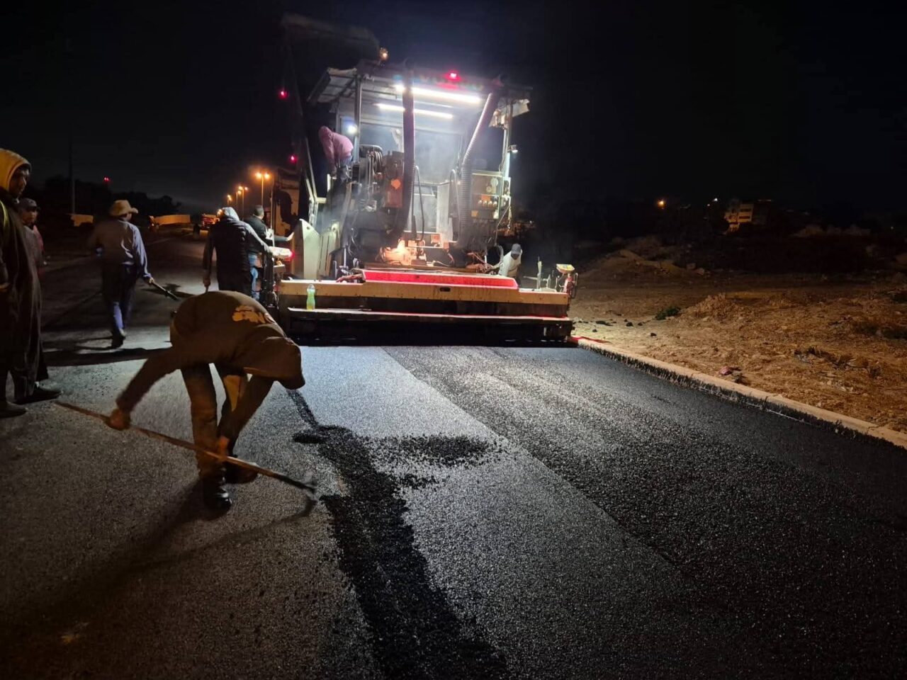 جماعة سطات تواصل أشغال إصلاح الطرقات و المقاطع المتضررة . 4 1000478899