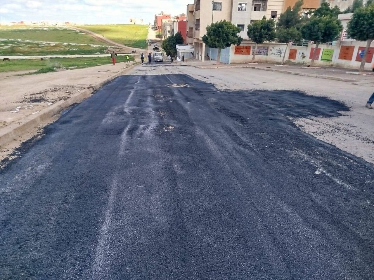 جماعة سطات تواصل أشغال إصلاح الطرقات و المقاطع المتضررة . 2 1000478900