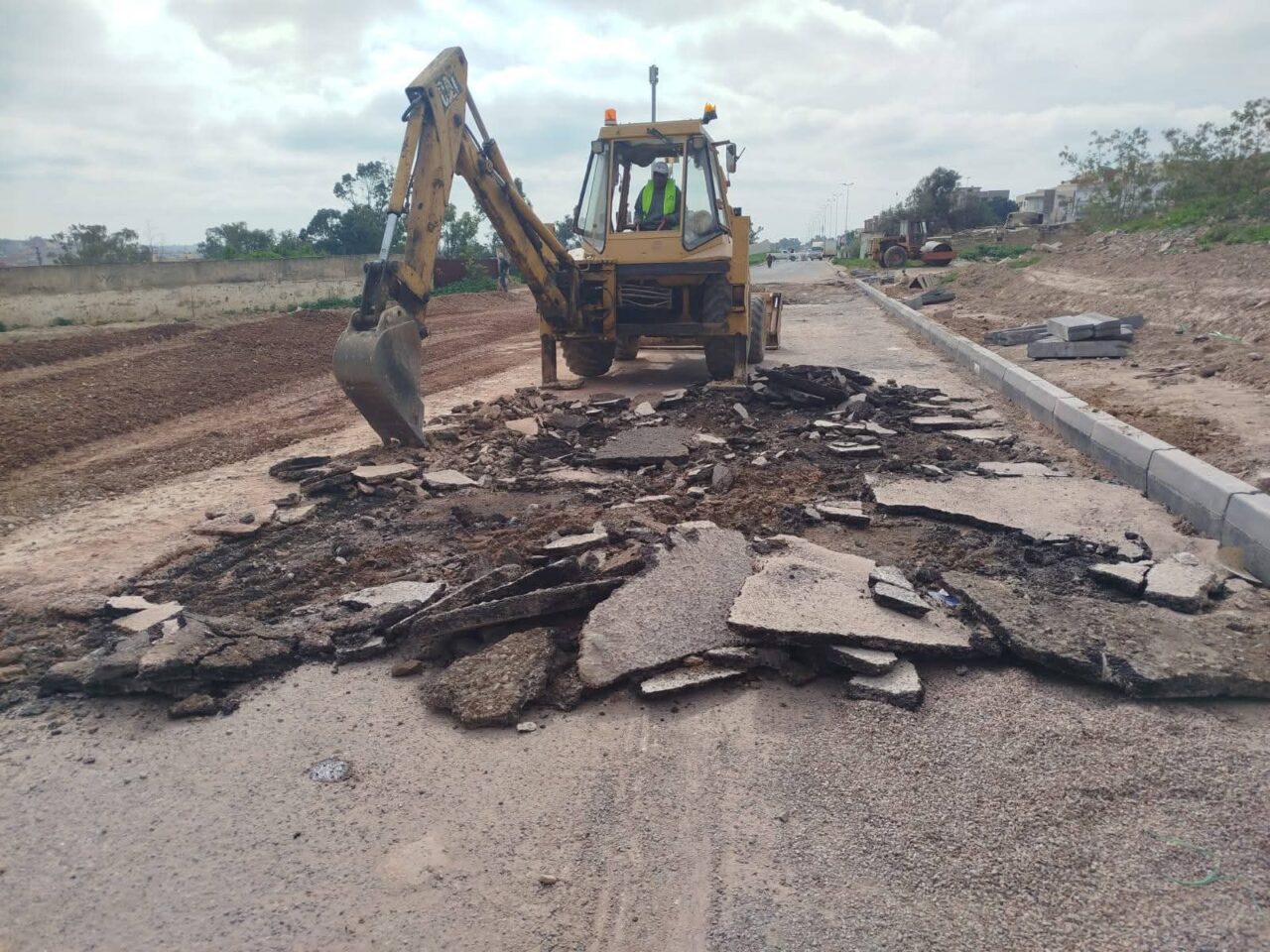 جماعة سطات تواصل أشغال إصلاح الطرقات و المقاطع المتضررة . 5 1000478902