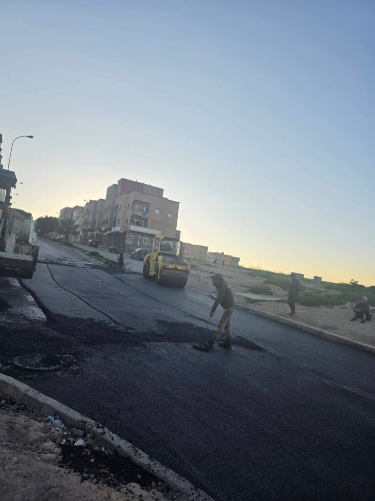 جماعة سطات تواصل أشغال إصلاح الطرقات و المقاطع المتضررة . 6 1000478903