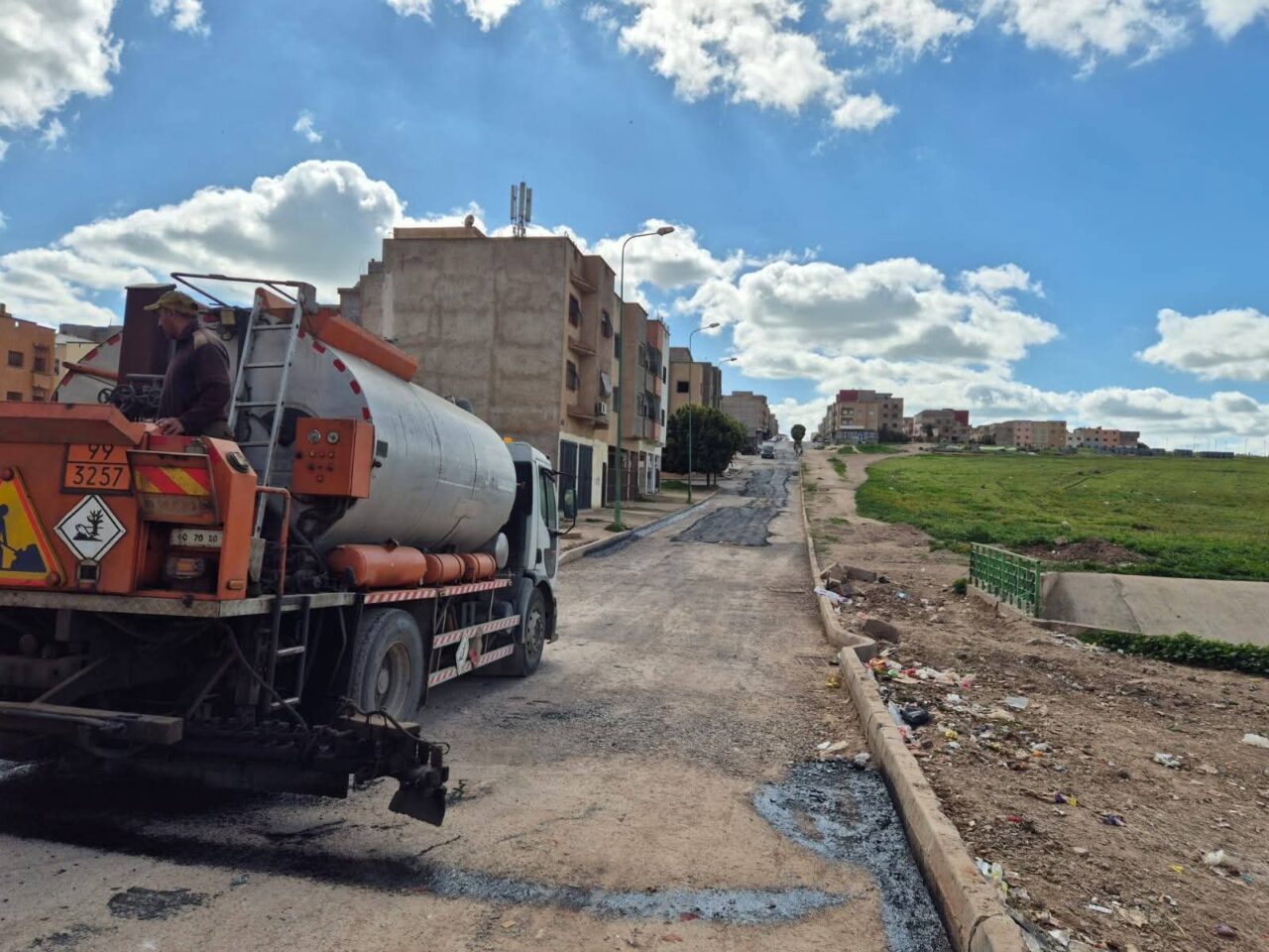 جماعة سطات تواصل أشغال إصلاح الطرقات و المقاطع المتضررة . 7 1000478904