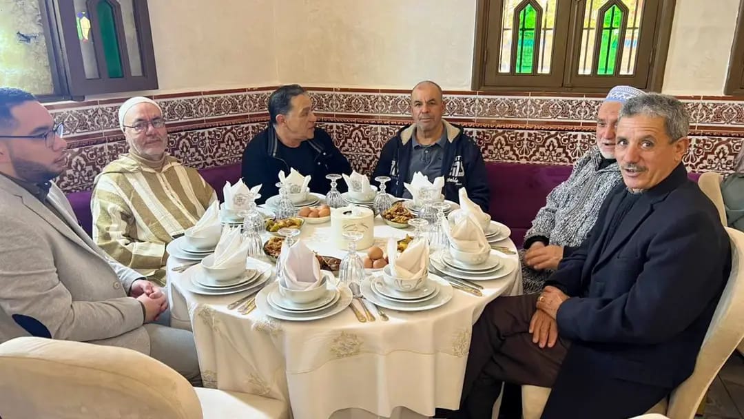 جماعة مرتيل تحتفي بموظفيها وعمالها المتقاعدين في إفطار جماعي رمضاني مفعم بالاعتراف والتقدير. 4 1000479511