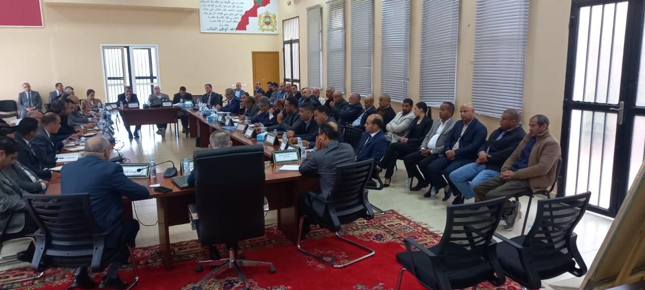 بالصور : خطيب الهبيل والي جهة مراكش آسفي يعقد لقاءً تواصلياً بدائرة الأوداية لبحث قضايا الصحة والتعليم والبنيات الأساسية 3 1000485135
