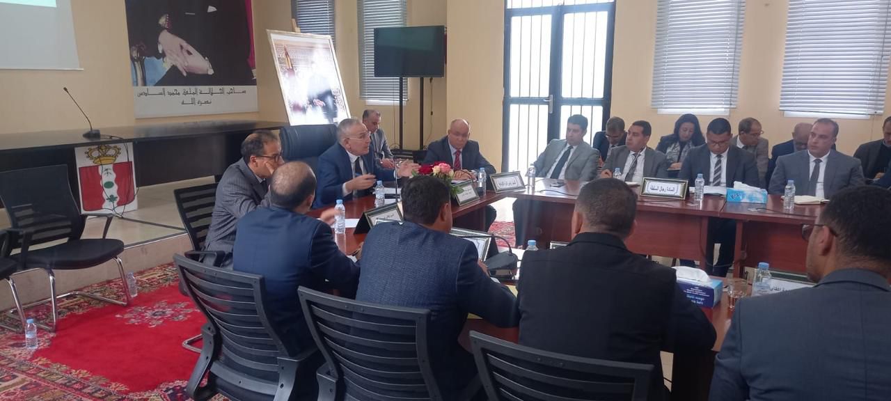 بالصور : خطيب الهبيل والي جهة مراكش آسفي يعقد لقاءً تواصلياً بدائرة الأوداية لبحث قضايا الصحة والتعليم والبنيات الأساسية 4 1000485136