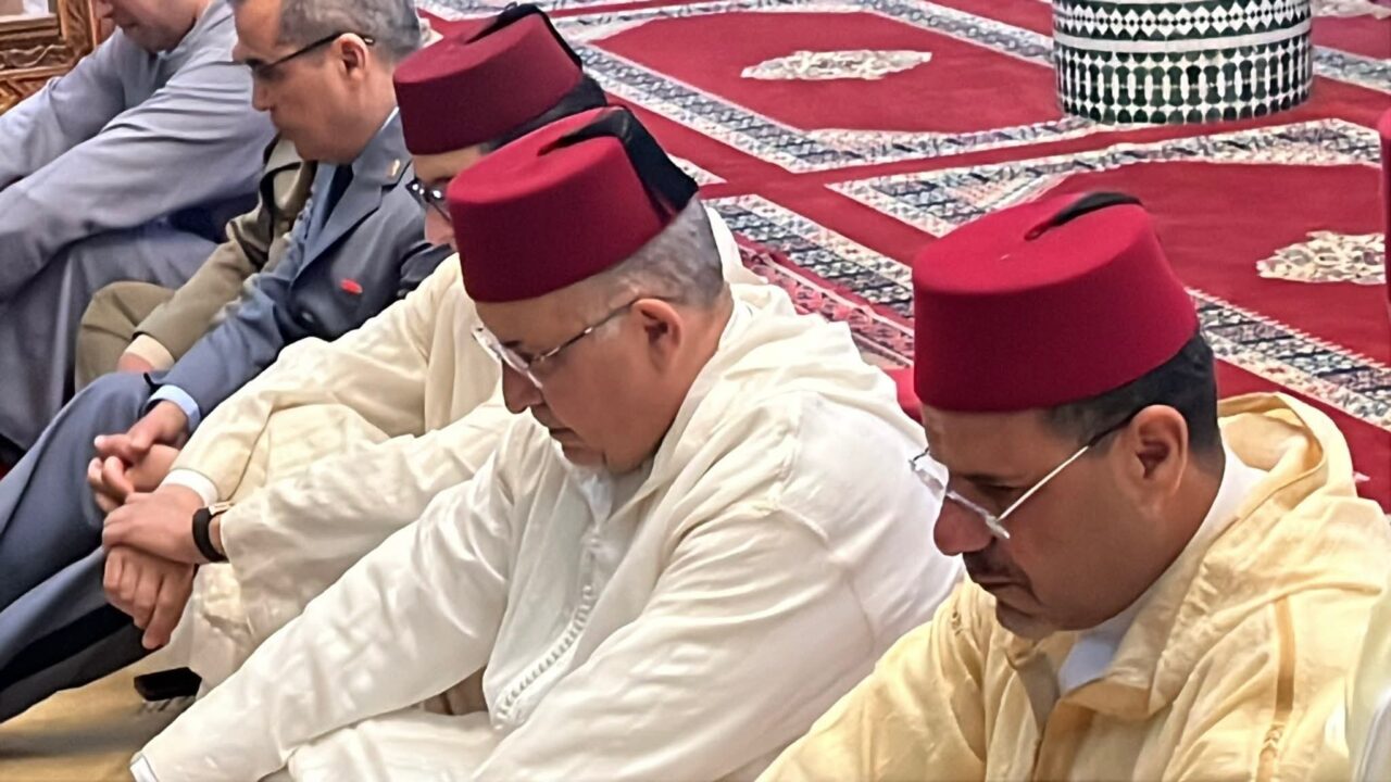 عامل إقليم الخميسات يؤدي صلاة العيد بمسجد الحسن الأول وسط أجواء روحانية مميزة