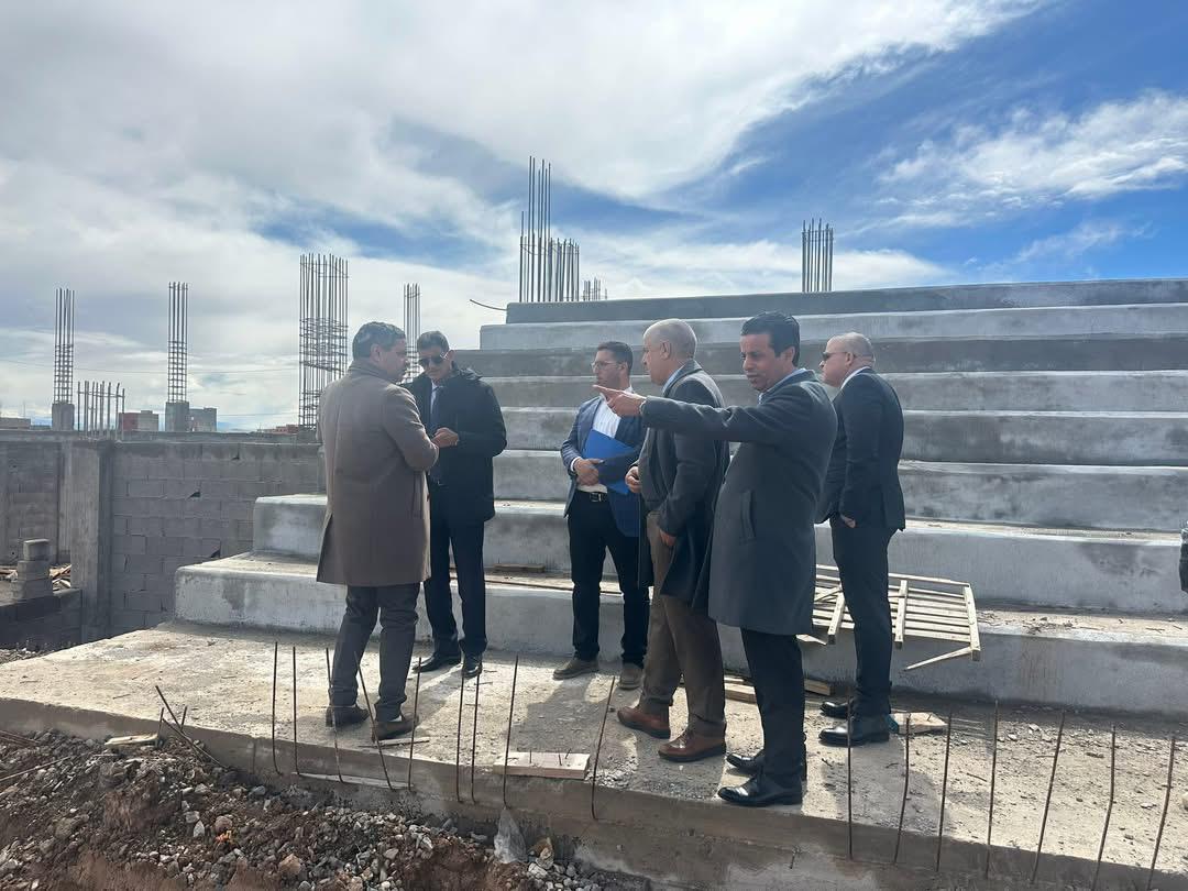 بالصور : بوعبيد الكراب عامل إقليم شيشاوة يترأس اجتماعاً لتتبع مشروع القاعة المغطاة بسيدي المختار 1 IMG 20260308 WA0022