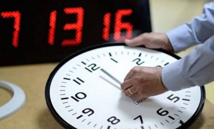 الساعة الإضافية تُشعل الجدل مجددًا: بين قرار حكومي ثابت وغضب شعبي متصاعد 1 images 2026 03 22T155319.778