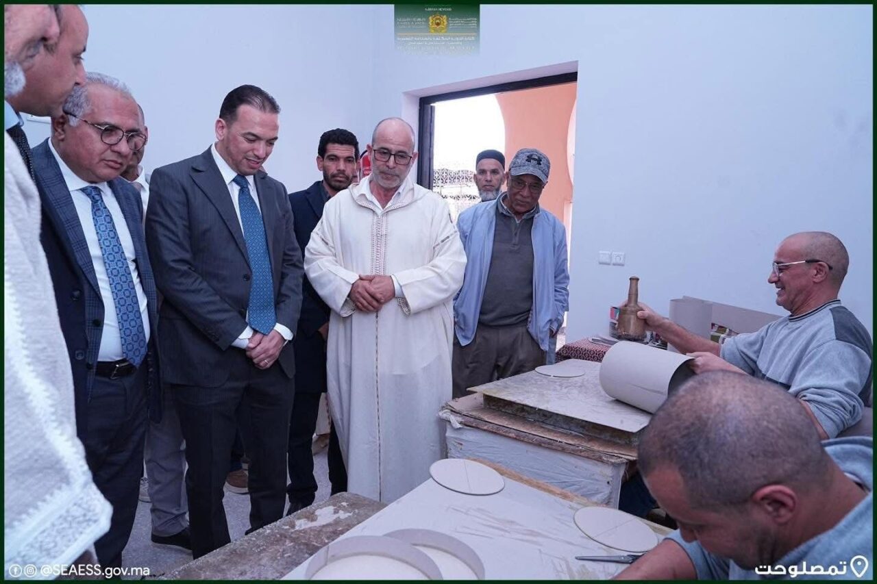 بالصور : حسن شميس رئيس غرفة الصناعة التقليدية لجهة مراكش اسفي في صلب دعم الحرفيين… دور محوري في افتتاح مجمع الصناعة التقليدية بتمصلوحت 4 1000494287