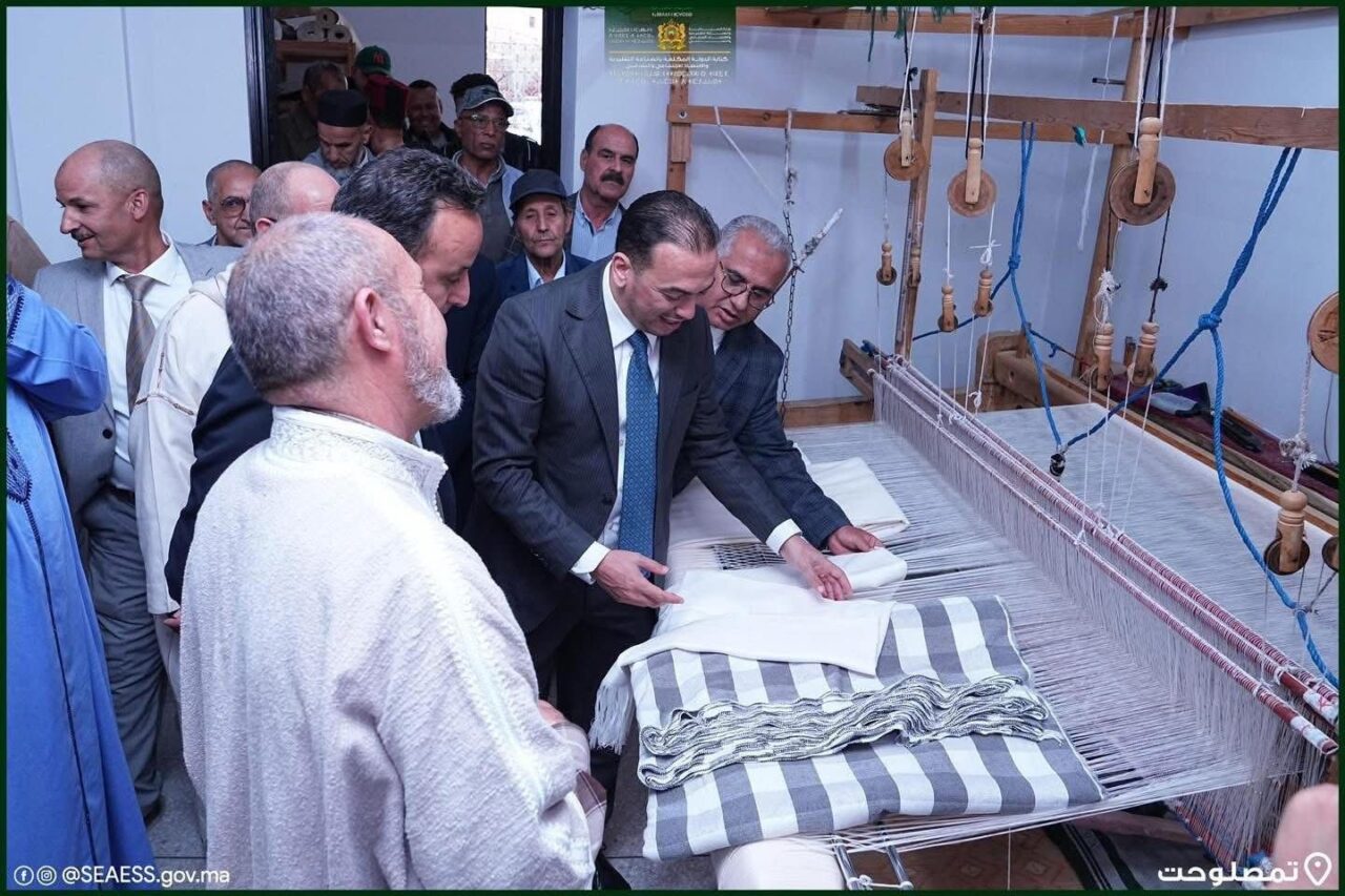 بالصور : حسن شميس رئيس غرفة الصناعة التقليدية لجهة مراكش اسفي في صلب دعم الحرفيين… دور محوري في افتتاح مجمع الصناعة التقليدية بتمصلوحت 5 1000494288