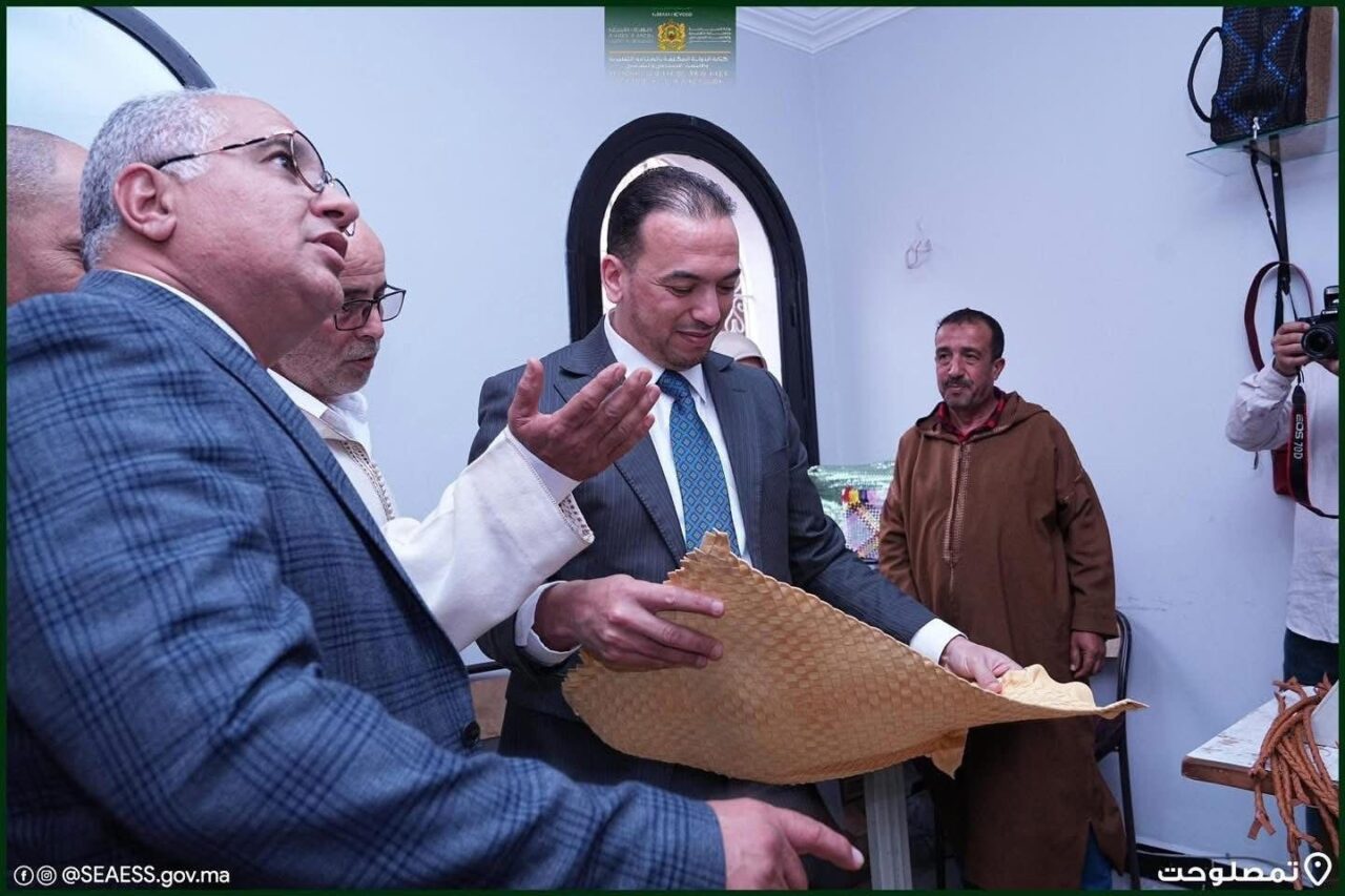 بالصور : حسن شميس رئيس غرفة الصناعة التقليدية لجهة مراكش اسفي في صلب دعم الحرفيين… دور محوري في افتتاح مجمع الصناعة التقليدية بتمصلوحت 6 1000494289