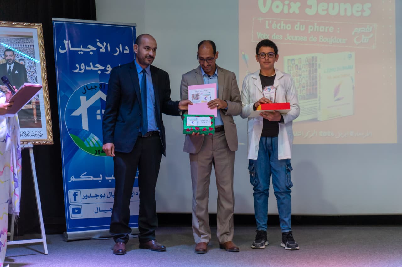 بوجدور تحتضن حفل تقديم كتاب L’écho du phare 10 1000495503