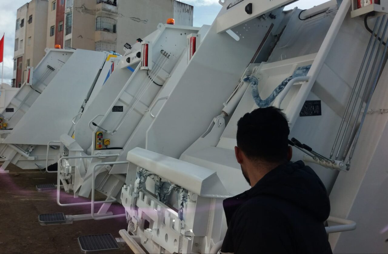 جماعة اكزناية تعزز أسطول النظافة بآليات جديدة، وتخصص مليون درهم لتهيئة المرافق الصحية بالغابة الدبلوماسية. 2 1000497998