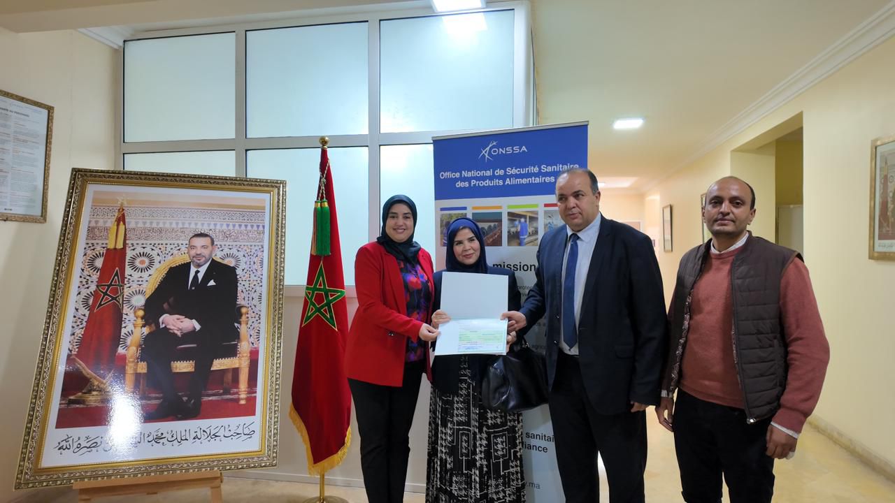 بالصور : المكتب الوطني للسلامة الصحية ONSSA يعزز تنافسية التعاونيات الفلاحية بمراكش عبر تسليم التراخيص الصحية 2 1000499439